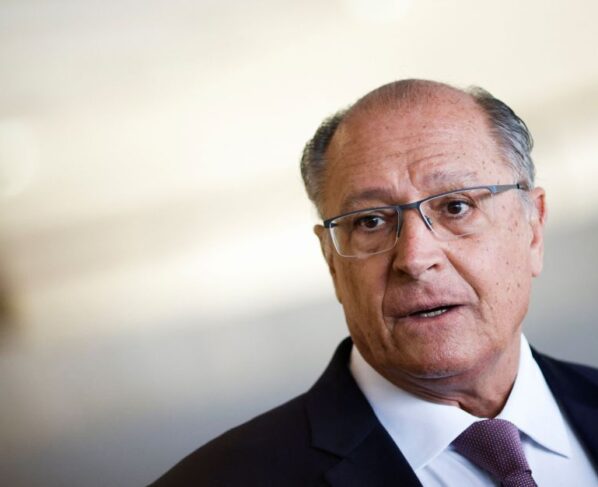 Geraldo Alckmin prestou primeiros socorros a uma passageira que sofreu um pico de pressão alta