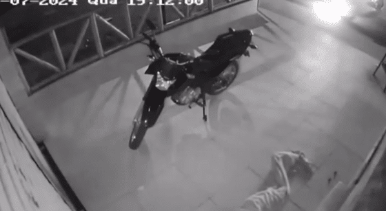 BA: Homem é preso suspeito de incendiar veículo com proprietária dentro