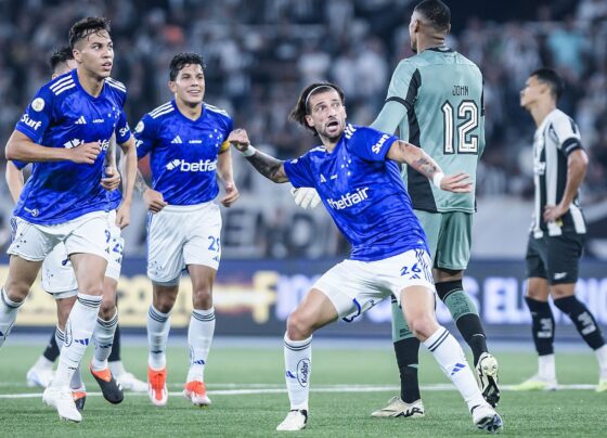 O Cruzeiro mostrou força e superou o líder Botafogo por 3 a 0 em um jogo emocionante