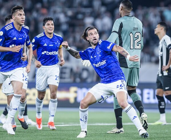 O Cruzeiro mostrou força e superou o líder Botafogo por 3 a 0 em um jogo emocionante