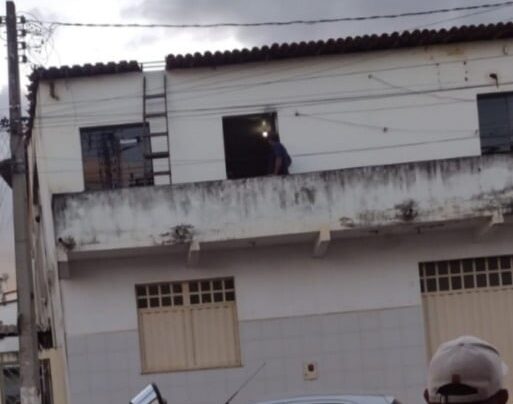 Homem morre após sofrer infarto durante serviço no telhado