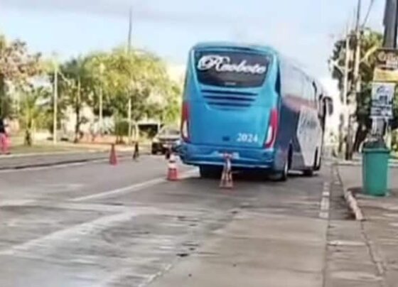 Ônibus é abandonado no meio da via em Arembepe e causa caos no trânsito