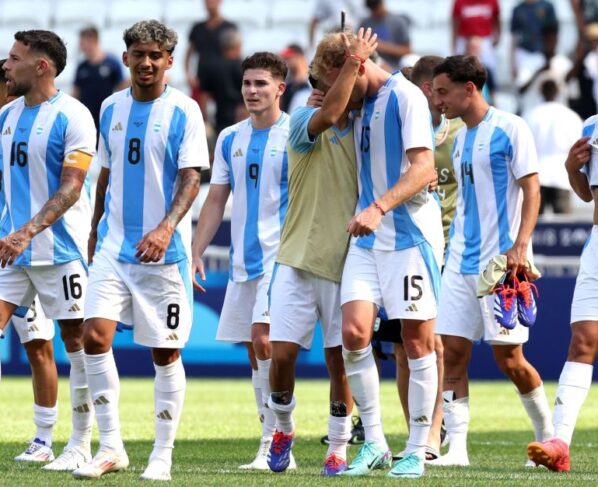 A Seleção Argentina deu um passo importante na busca por uma vaga nas oitavas de final da Copa do Mundo ao vencer o Iraque por 3 a 1
