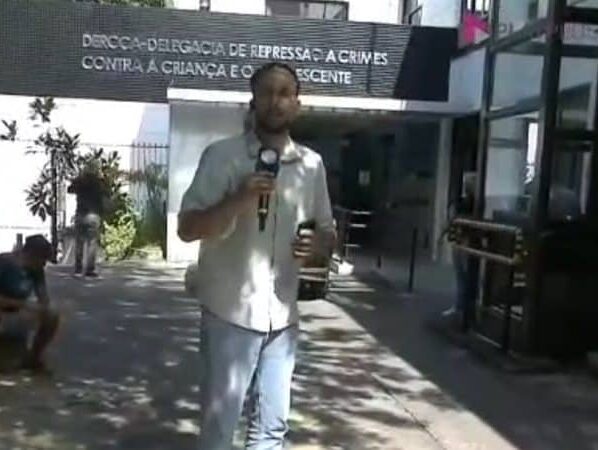 VÍDEO: Repórter da Record é agredido por homem durante matéria ao vivo