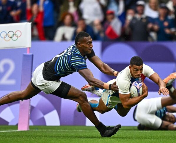 A França fez história neste sábado (27) ao conquistar a primeira medalha de ouro olímpica