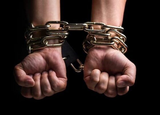 Adolescente é acorrentada pelos pais após denunciar estupro cometido por irmão
