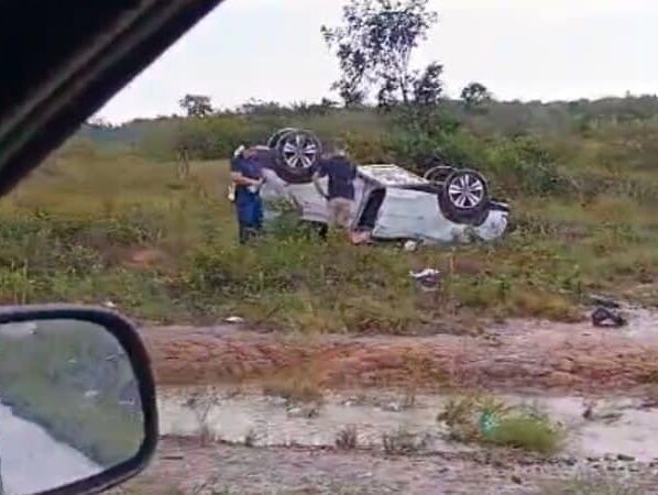 Carro capota na Estrada da Cetrel