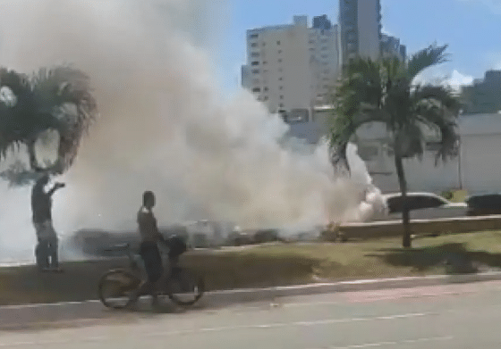 Carro pega fogo na Avenida Magalhães Neto, em Salvador