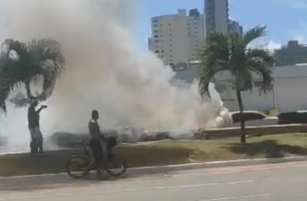 Carro pega fogo na Avenida Magalhães Neto, em Salvador