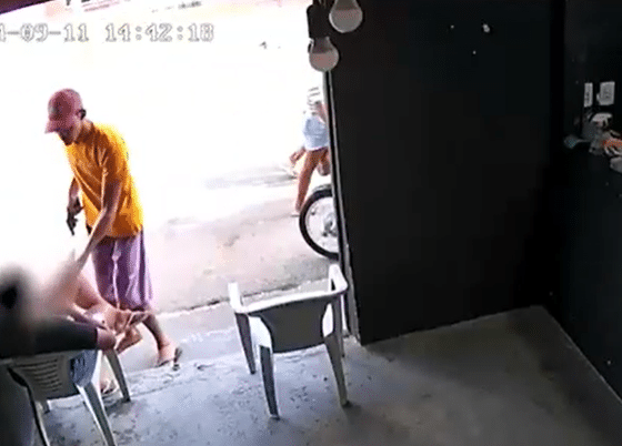 Homem armado assalta mulheres em loja de Camaçari
