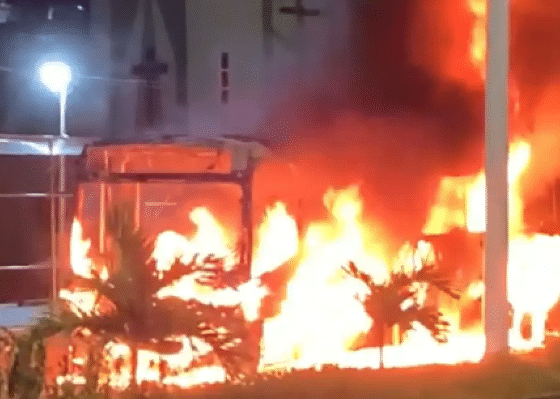 Homens armados incendeiam ônibus em Salvador