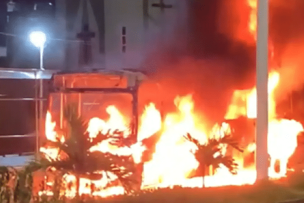 Homens armados incendeiam ônibus em Salvador