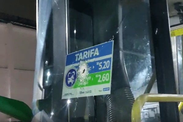 Ônibus é alvejado após entrar em bairro de Salvador