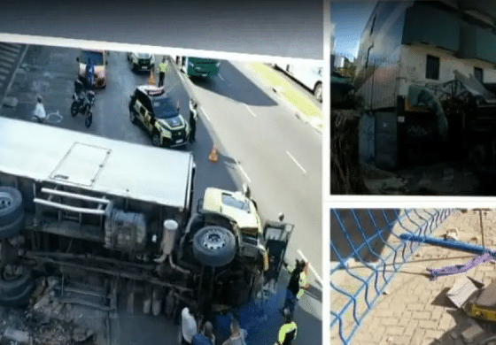 Carreta tomba em via de Salvador e deixa trânsito engarrafado
