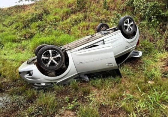 Casal sai ileso após capotamento na BA-093, em Mata de São João