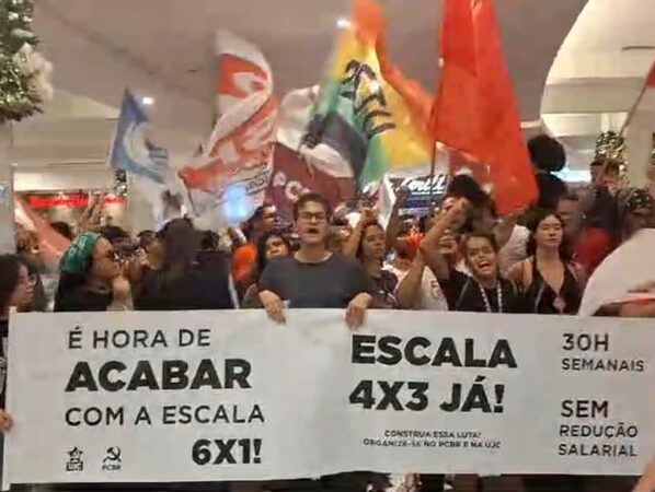 Manifestantes protestam dentro de shopping de Salvador contra escala 6×1