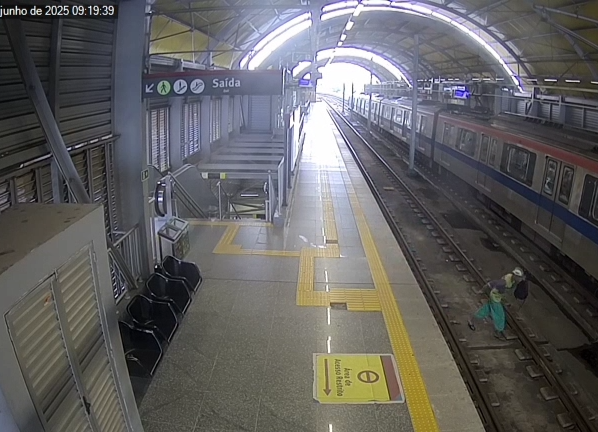 Metro R1 Homem é atropelado por trem ao tentar atravessar trilhos do metrô em ...