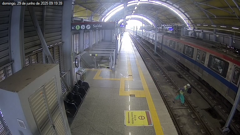 Metro R1 Homem é atropelado por trem ao tentar atravessar trilhos do metrô em ...