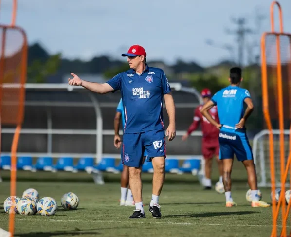 Rogério Ceni relaciona 25 atletas