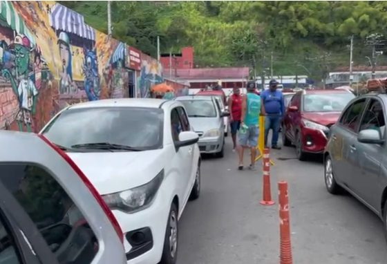 Motoristas aguardam nas longas filas