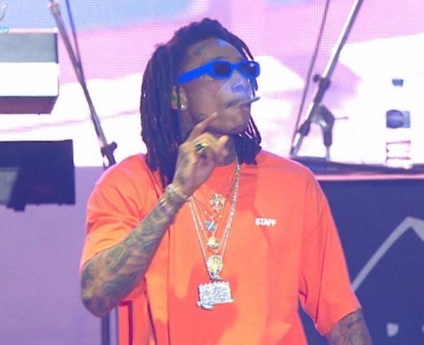 R1 Rrapper Rapper famoso é condenado por fumar maconha durante show - R1