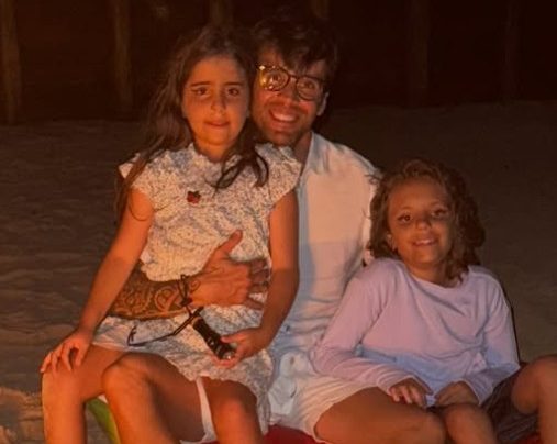 Separado, Daniel Cady passa primeiro Réveillon sozinho com as filhas