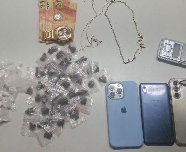 Suspeito é deixado para trás por grupo e acaba preso com drogas no bairro do Uruguai