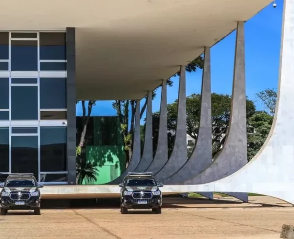 Saiba o que pensam ministros do STF após Eduardo Bolsonaro se licenciar do cargo de deputado e viajar para os EUA