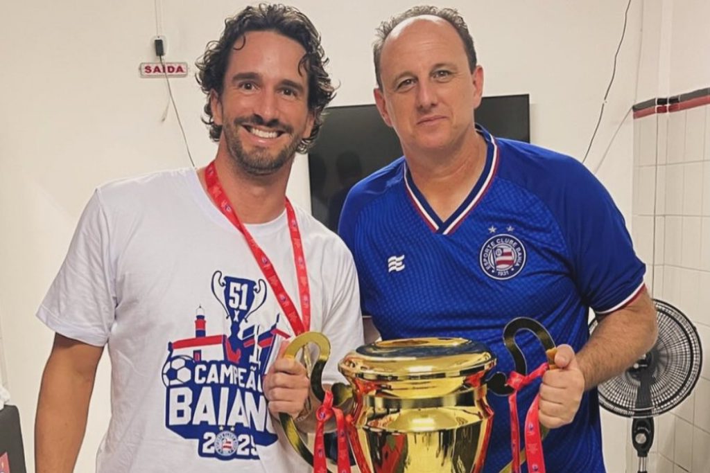 Charles Hembert e Rogério Ceni com taça do Campeonato Baiano