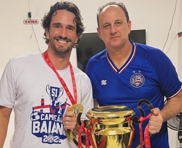 Charles Hembert e Rogério Ceni com taça do Campeonato Baiano