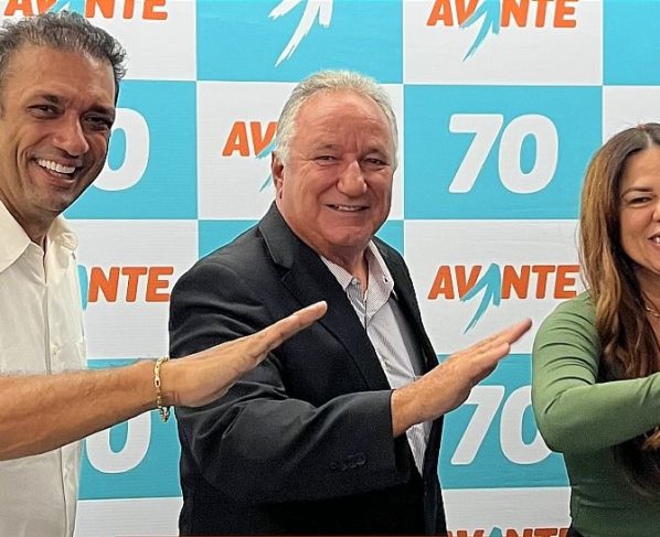 Soane ao lado do marido Marão e Ronaldo Carletto, presidente do Avante. Foto: Divulgação