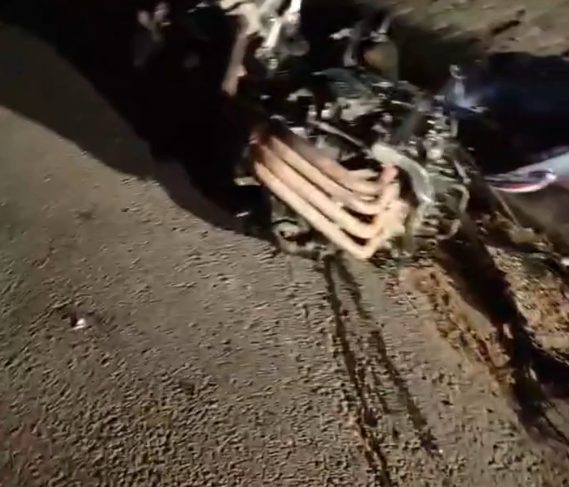 Motociclista morre em colisão com carreta na BR-101