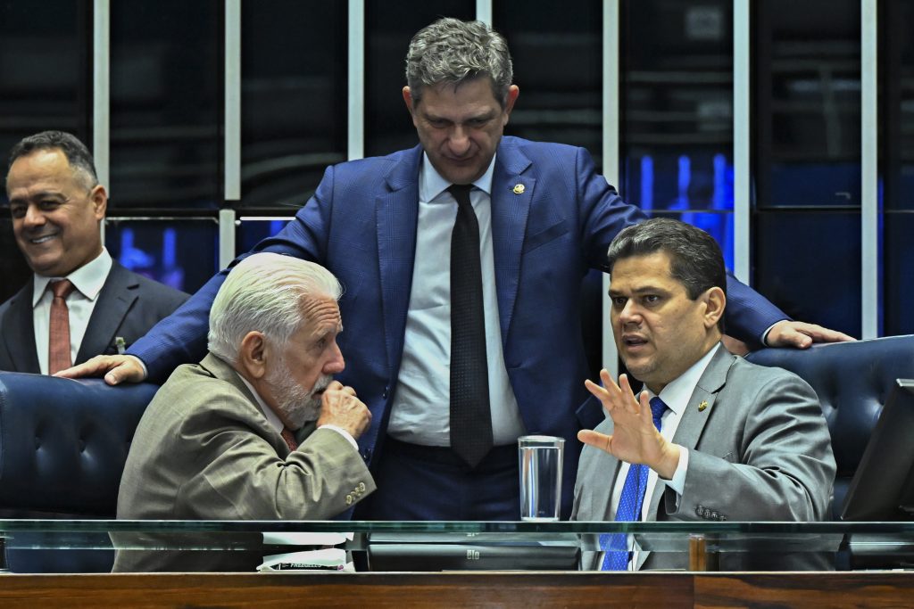 Wagner no plenário do Senado ao lado do presidente Alcolumbre. Foto: Jefferson Rudy/Agência Senado