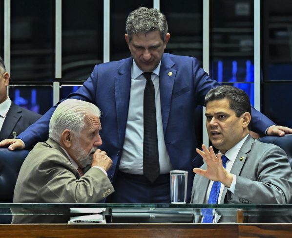 Wagner no plenário do Senado ao lado do presidente Alcolumbre. Foto: Jefferson Rudy/Agência Senado