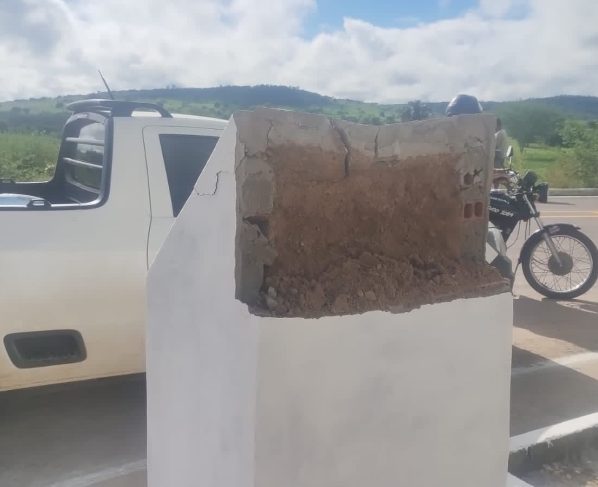 Placa de inauguração foi alvo de vandalismo. Foto: Divulgação/Seinfra