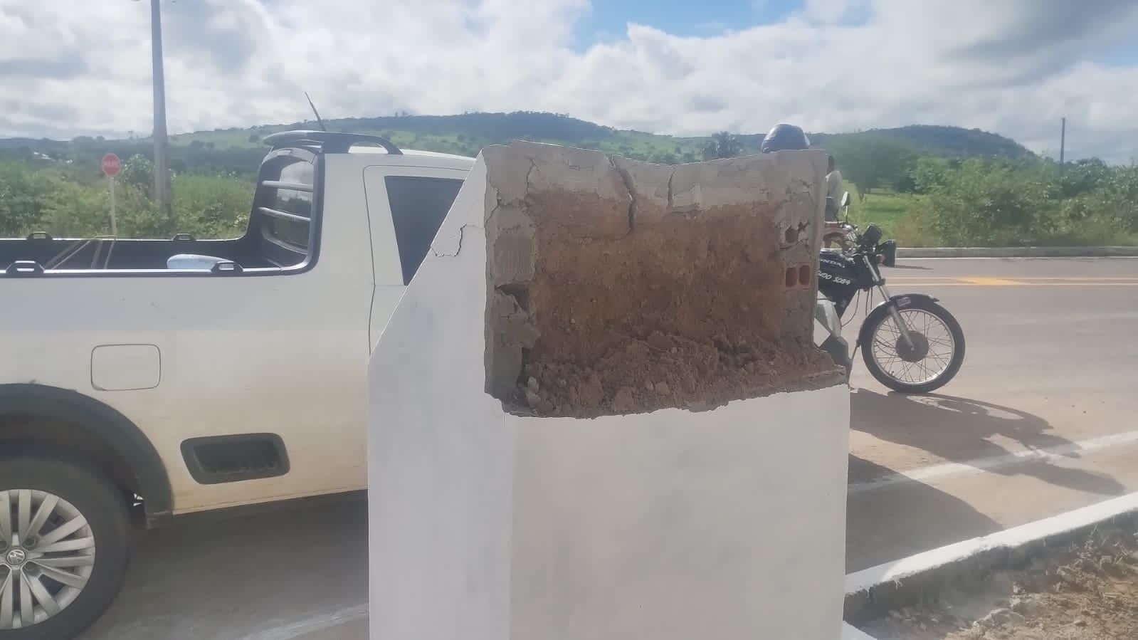 Placa de inauguração foi alvo de vandalismo. Foto: Divulgação/Seinfra