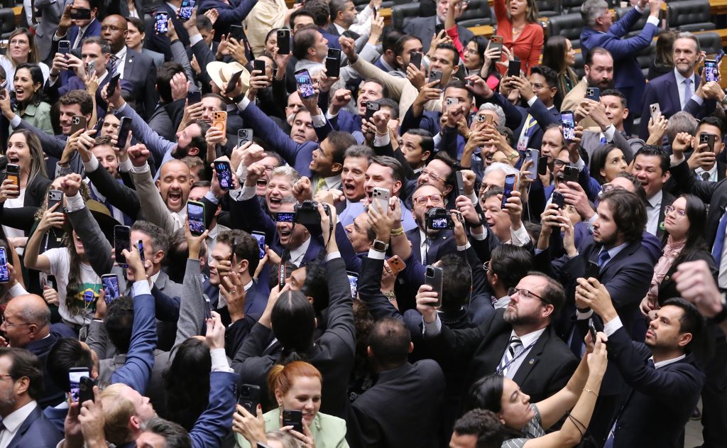 Senadores e deputados comemoram derrubada do veto de Lula. Foto: Kayo Magalhães/Câmara dos Deputados