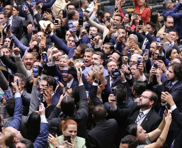 Senadores e deputados comemoram derrubada do veto de Lula. Foto: Kayo Magalhães/Câmara dos Deputados