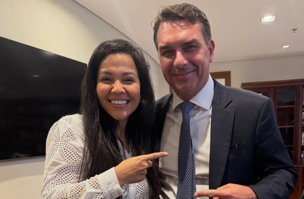 Priscila Costa ao lado de Flávio Bolsonaro. Foto: Divulgação