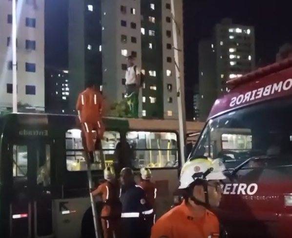 Bombeiros colocam escada para resgatar trabalhador. Imagem: Paulinho FP/Salvador FM