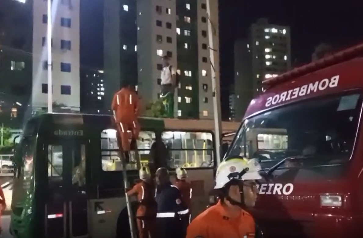 Bombeiros colocam escada para resgatar trabalhador. Imagem: Paulinho FP/Salvador FM