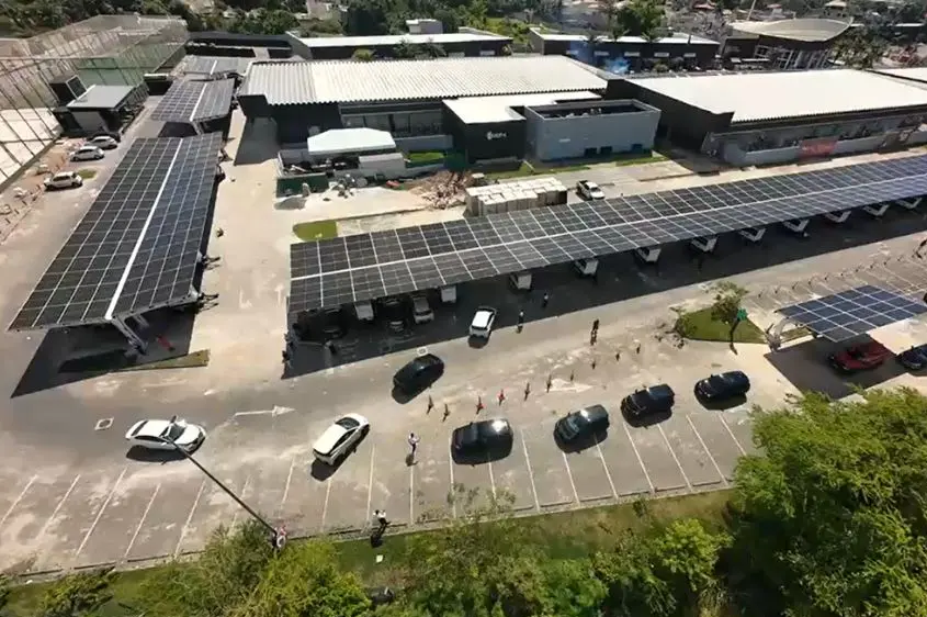 Estacionamento do Outlet Premium Salvador com 80 pontos de recarga. Foto: Divulgação