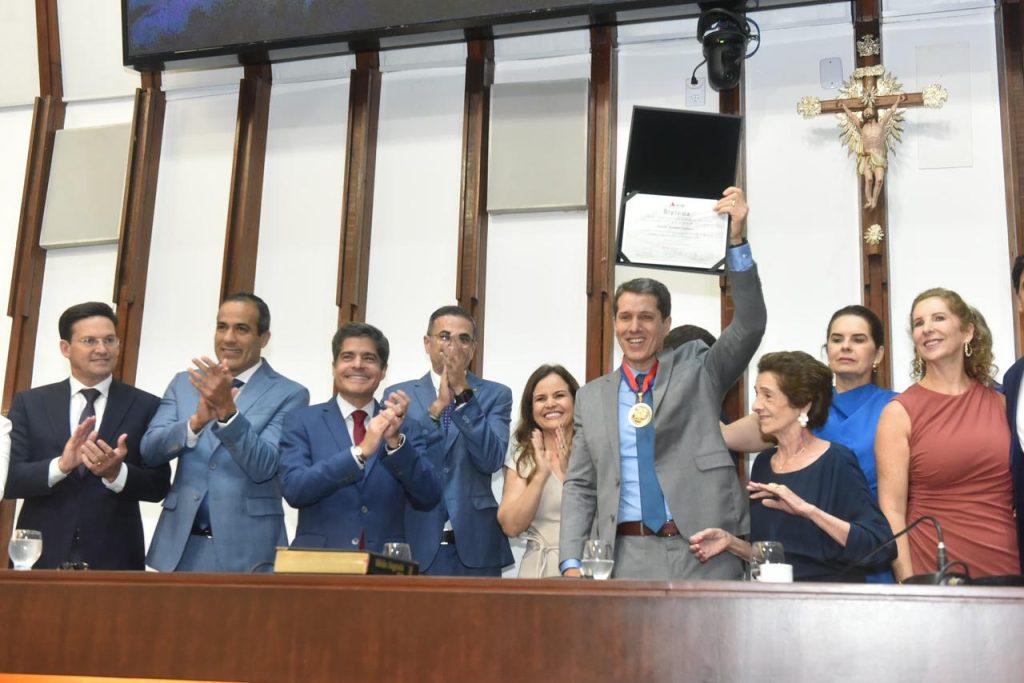 Zé Cocá ao lado de aliados em dia de homenagem na Alba. Foto: Divulgação