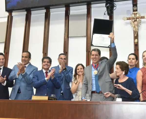 Zé Cocá ao lado de aliados em dia de homenagem na Alba. Foto: Divulgação