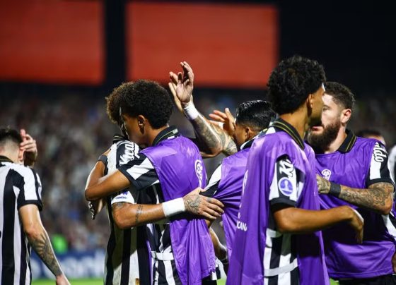 Neymar abraça Robinho Jr. após gol do Santos contra o Recoleta — Foto: Divulgação/Conmebol