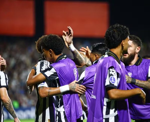 Neymar abraça Robinho Jr. após gol do Santos contra o Recoleta — Foto: Divulgação/Conmebol