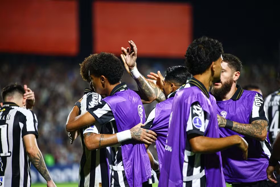 Neymar abraça Robinho Jr. após gol do Santos contra o Recoleta — Foto: Divulgação/Conmebol