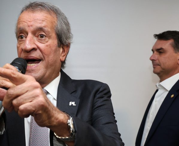 Valdemar Costa Neto e Flávio Bolsonaro. Foto: Beto Barata/ PL/Divulgação