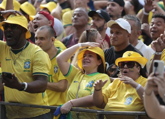 Torcedores apreensivos no Vale do Anhangabaú, em São Paulo Foto: Paulo Pinto/Agência Brasil