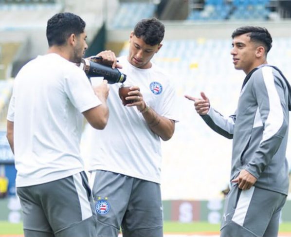 Michel Araújo, Alejo Véliz e Mateo Sanabria conversando antes de amistoso com o Fluminense, no Maracanã
